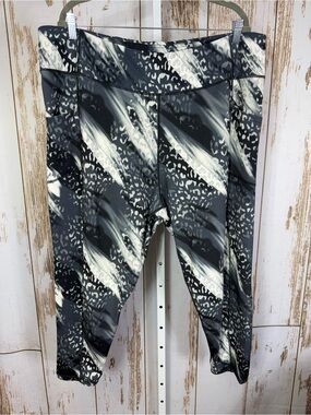 Pro Player, Black and White Abstract Leopard Print Leggings. Size 3X.